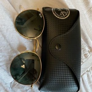 Classic and gold round metal ray band